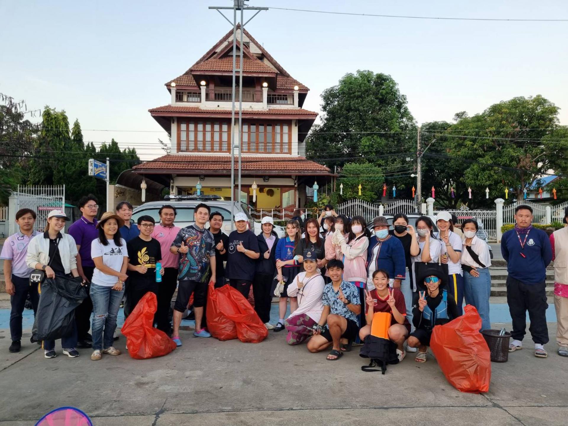 กองกิจการนิสิต จัดกิจกรรมจิตอาสาพายเรือเก็บขยะ คร